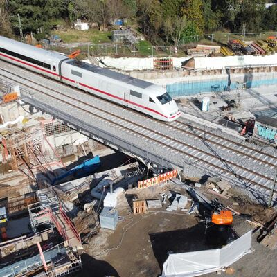 Ein ICE überquert die Eisenbahnüberführung Frankfurter Landstraße
