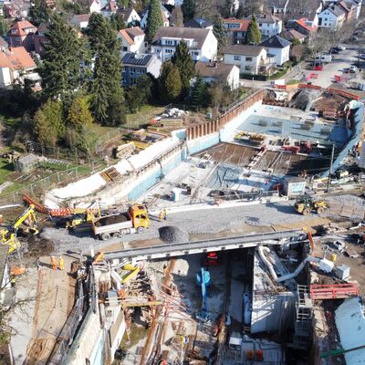 Drohnenaufnahme der Baustelle EÜ Frankfurter Landstraße bei Sonnenschein