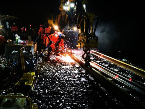 Gleis- und Schweißarbeiten in der Nacht