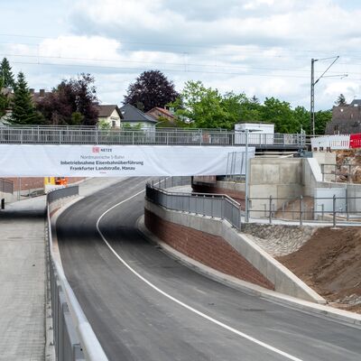 Die Eisenbahnüberführung Frankfurter Landstraße mit Banner