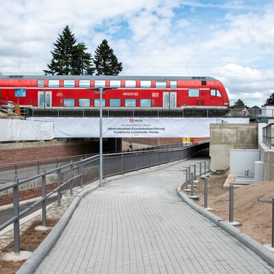 Die Regionalbahn überquert die EÜ Frankfurter Landstraße bei der Inbetriebnahme.