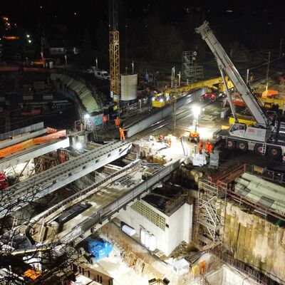 Drohnenaufnahme der beleuchteten Baustelle EÜ Frankfurter Landstraße bei Nacht