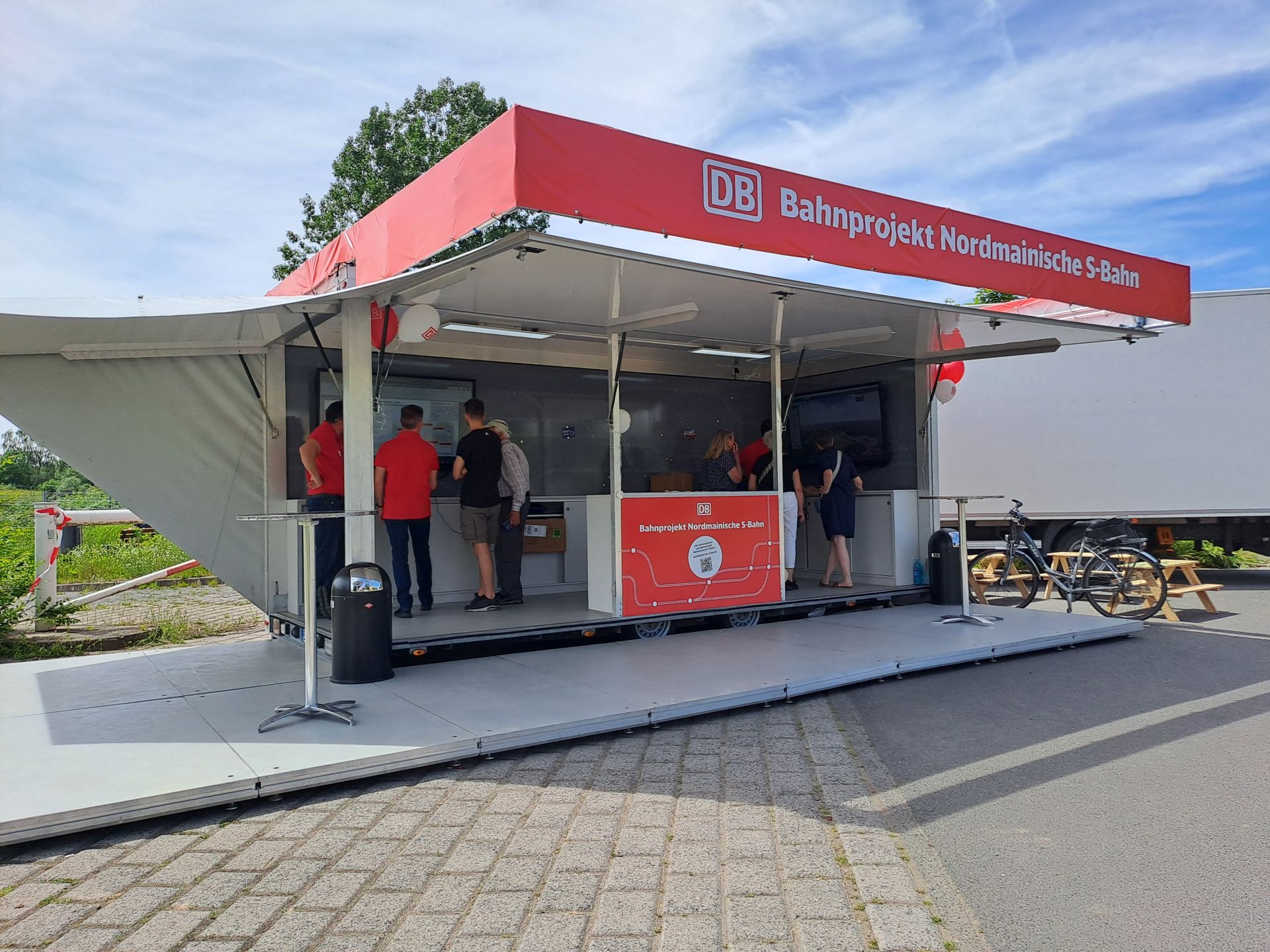 Das DB-Infomobil am alten Fähranleger in Maintal-Dörnigheim.